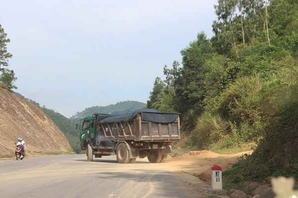 Chiếc xe tải BKS 38C- 03191 lấy đất từ điểm khai thác của công ty TNHH Hoàng Tuấn Khanh