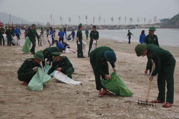 Hoạt động làm sạch môi trường biển tại thị xã Cửa Lò