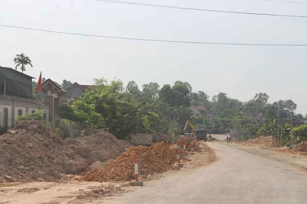 Đất cải tạo của Công ty TNHH Hoàng Tuấn Khanh đã được vận chuyển đến phục vụ công trình đường QL15B