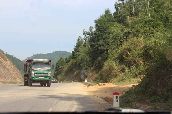 Rất nhiều phương tiện vận chuyển đất tại địa điểm của Công ty TNHH Hoàng Tuấn Khanh phục vụ dự án đường QL 15B