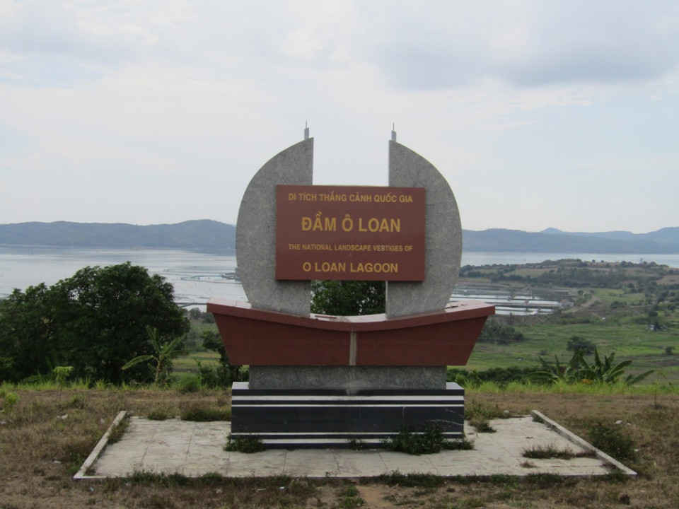 Di tích thắng cảnh quốc gia đầm Ô Loan nằm ven quốc lộ 1A, dưới chân đèo Quán Cau thuộc huyện Tuy An, cách thành phố Tuy Hòa về phía bắc 20 km bị lấn chiếm xây dựng trái phép 