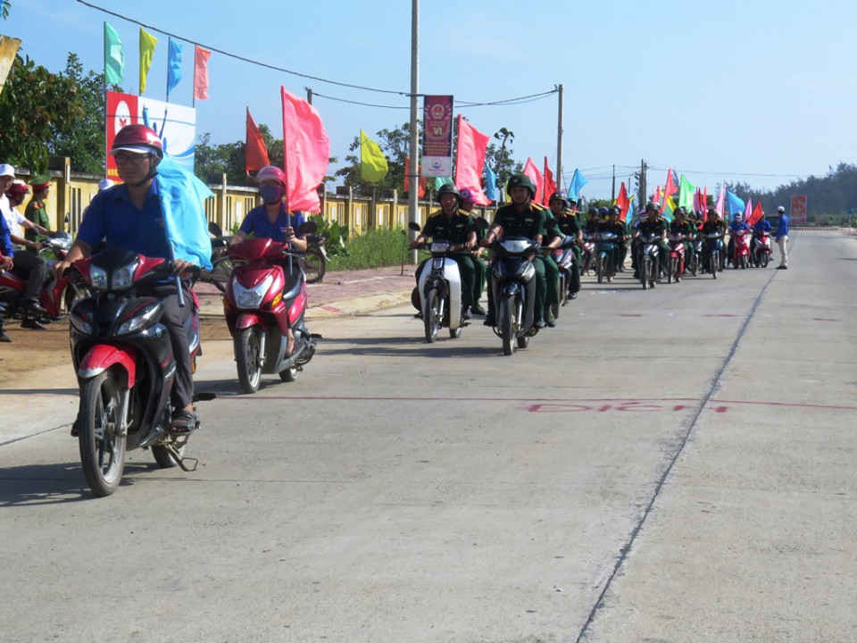 Diễu hành qua các đường phố tại huyện Lý Sơn, tỉnh Quảng Ngãi tuyên truyền bảo vệ môi trường biển và hải đảo