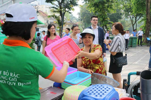 Sự kiện đặc biệt có ý nghĩa về môi trường này bên cạnh sự ủng hộ nhiệt tình của nhân dân thủ đô còn thu hút sự quan tâm của các vị khách quốc tế đang sống và làm việc tại Hà Nội