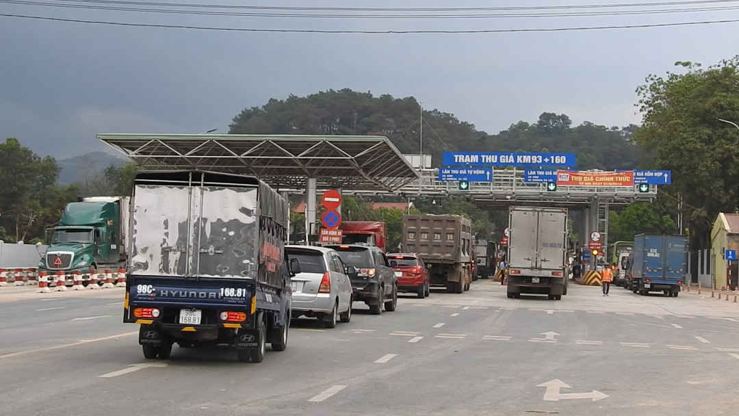 Trạm thu giá BOT Bắc Giang – Lạng Sơn ùn tắc trong ngày đầu thu phí.
