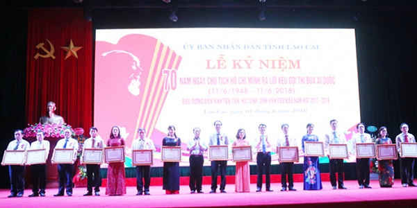 Thừa ủy quyền của Chủ tịch nước, lãnh đạo tỉnh Lào Cai đã trao Huân chương Lao động hạng Nhì và hạnh Ba cho các tập thể cá nhân.