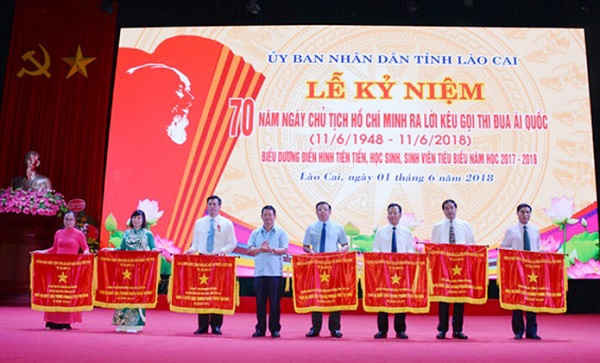 Lãnh đạo tỉnh Lào Cai trao phần thưởng cho các tập thể có thành tích xuất sắc, tiêu biểu trong phong trào thi đua yêu nước ở địa phương.