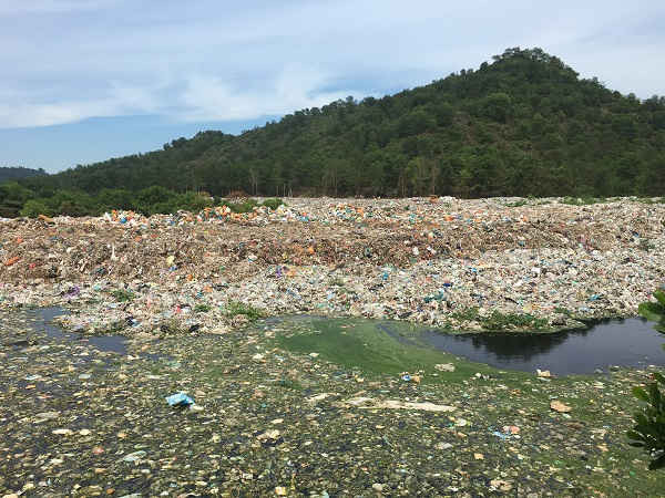 Bề mặt rác phủ kín diện tích 8,3 ha, thật không sai khi nói bãi rác huyện Nông Cống rộng ngang với một sân vận động.