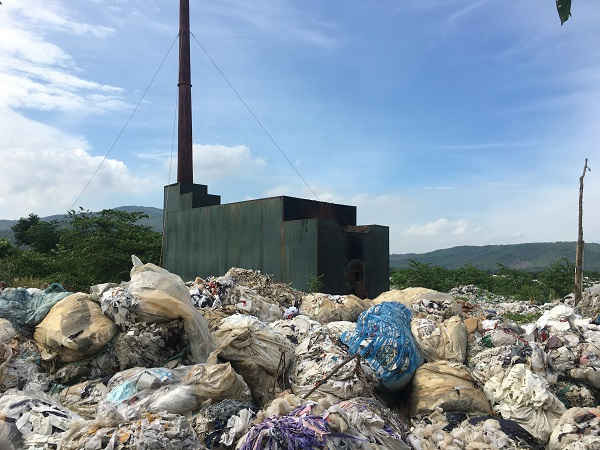 Đầu năm 2014, lò đốt rác theo công nghệ Nhật Bản được xây dựng, tuy nhiên với trữ lượng rác thải toàn huyện khoảng 50 tấn/ngày, đêm thì có khác nào “lấy kiến cõng voi”.