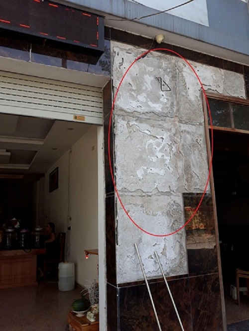 Nhà ông Thái Văn Hóa cũng bị rơi gạch ốp, nứt tường