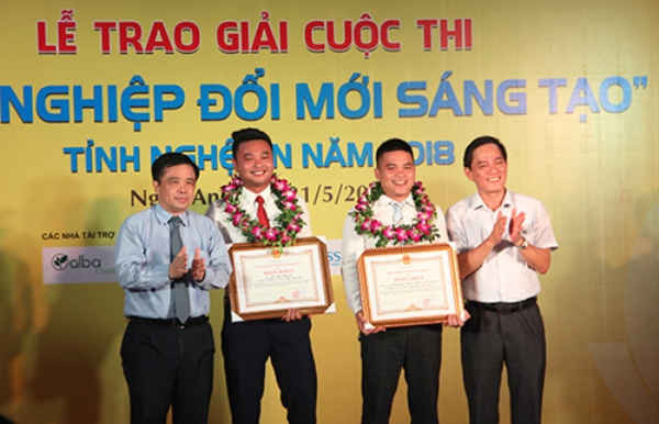 Tác giả Nguyễn Anh Tuấn và các cộng sự đạt giải Nhì với Dự án “Mô hình Hợp tác xã Việt Xanh” (thứ 2 từ phải sang