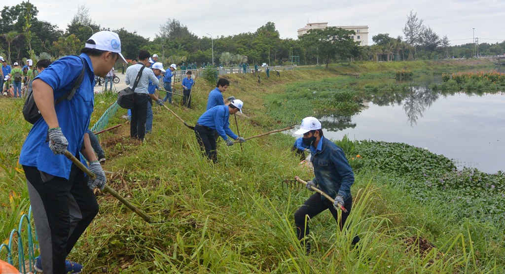 Đoàn viên, thanh niên tham gia dọn vệ sinh tại kênh hở Khuê Trung