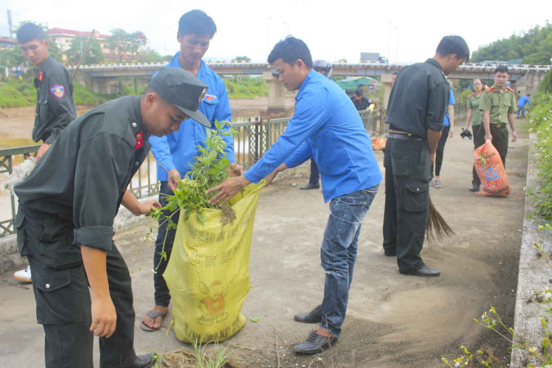 ĐVTN tham gia dọn vệ sinh, thug gom rác thải trên lòng sông Nậm Rốm