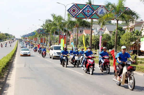 Thành phố Lào Cai tổ chức diễu hành tuyên truyền hưởng ứng ngày môi trường thế giới.