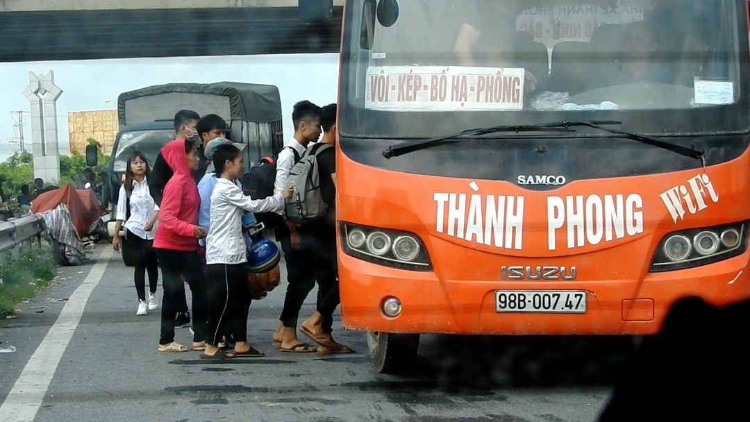 hoạt động đón trả khách trên tuyến cao tốc Hà Nội – Bắc Giang diễn ra thường xuyên, tiềm ẩn nguy cơ tai nạn giao thông rất cao