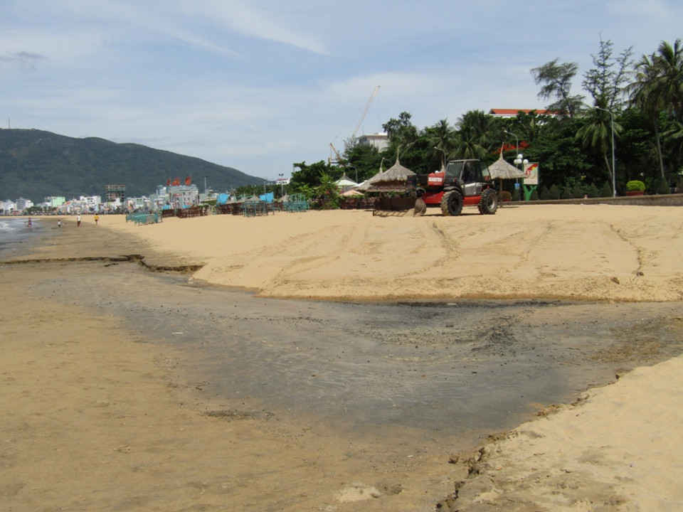 Bùn đen đọng lại thành hố trên bãi biển Quy Nhơn