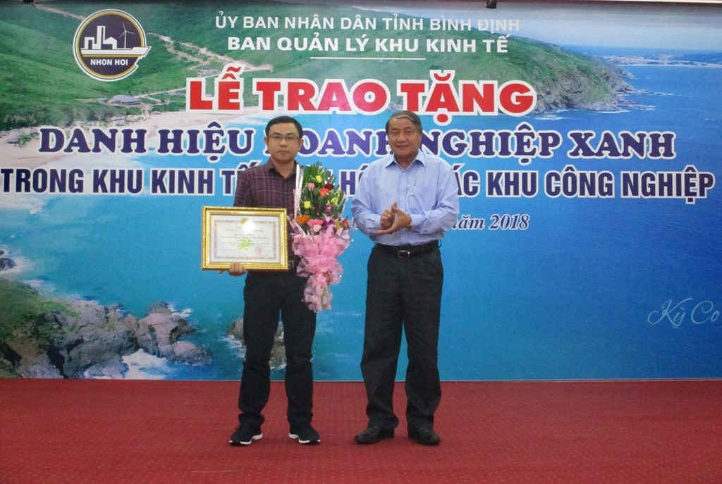 Ông Phan Cao Thắng- Phó Chủ tịch UBND tỉnh Bình Định trao bằng khen cho Chi nhánh Công ty TNHH Cargill Việt Nam tại Bình Định