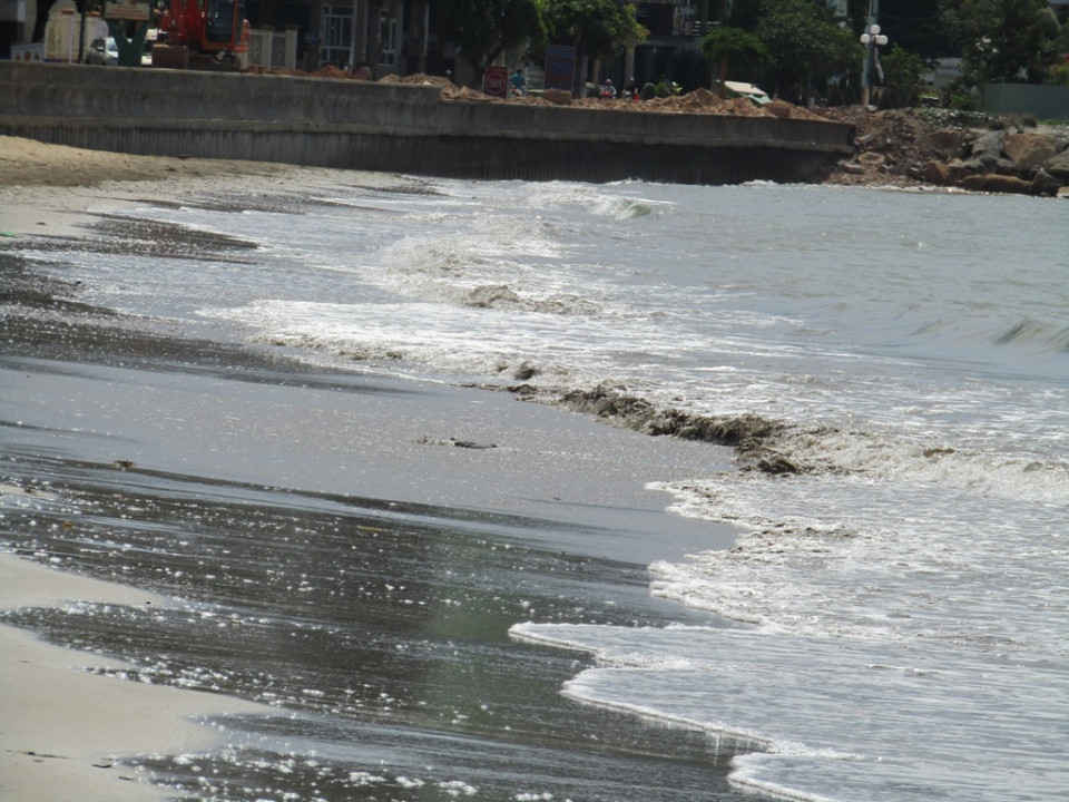 Bãi biển Quy Nhơn xuất hiện nước biển màu đen đục kéo thành vệt dài