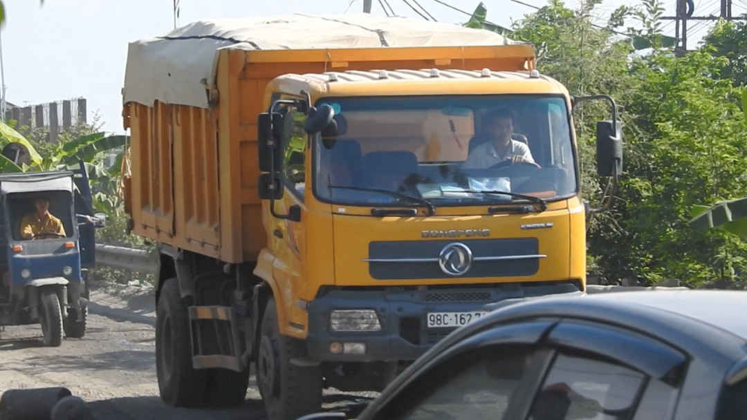 Bắc Giang: Ai phải chịu trách nhiệm khi để xe quá khổ, quá tải lộng hành?