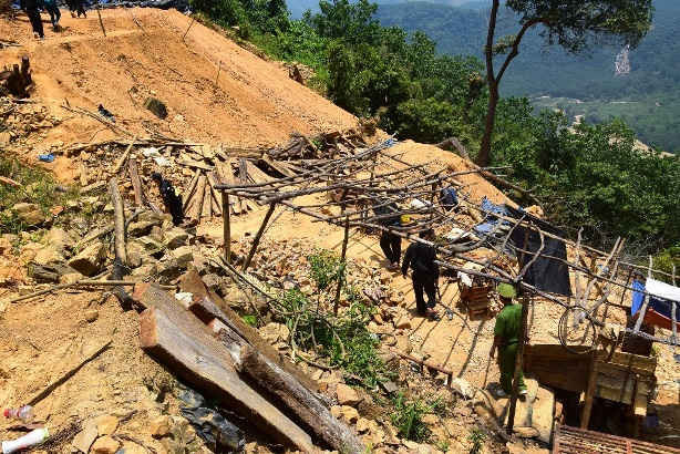 Lực lượng Công an huyện Phú Ninh tổ chức tháo dỡ lán trại của vàng tặc 