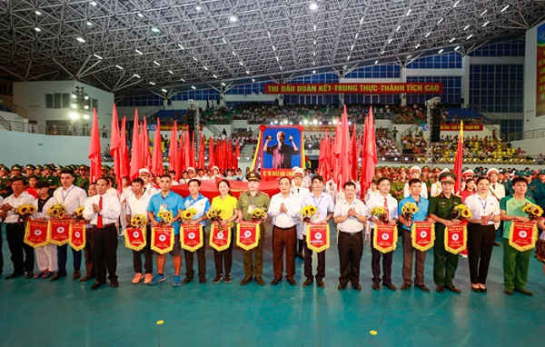 Lãnh đạo tỉnh Lào Cai và Ban Tổ chức tặng Cờ lưu niệm cho các đoàn tham gia đại hội.