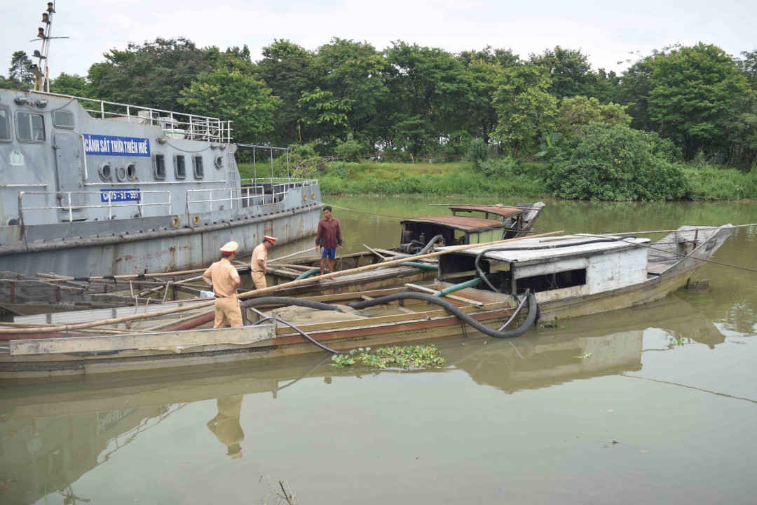 Sông Hương đang bị rút ruột bởi nạn “cát tặc”