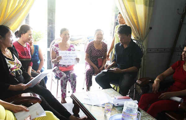 Người dân thôn 4 xã Điền Hòa bức xúc trình bày sự việc với PV
