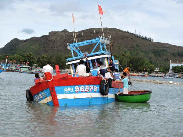 ​ ​Một tàu cá Quảng Ngãi gặp nạn trên biển. 