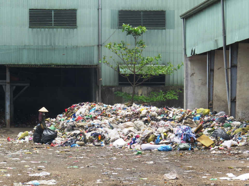 Công suất của nhà máy xử lý rác thải tập trung Cẩm Hà không đáp ứng được yêu cầu với lượng rác thải không ngừng tăng lên hàng ngày của thành phố Hội An
