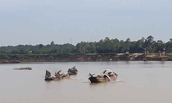 Hoạt động khai thác cát trái phép là vấn đề “nóng” của các huyện có sông Lam chảy qua