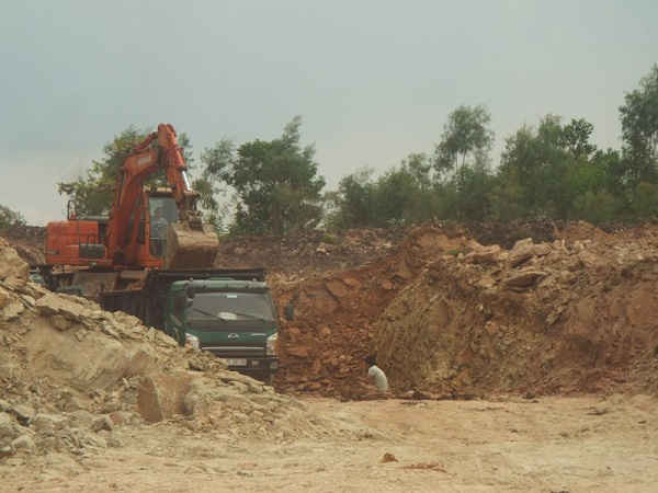 Điểm cung cấp vật liệu đất san lấp cho QL 15B nằm ngoài điểm quy hoạch đã được thẩm định và UBND tỉnh Hà Tĩnh nghiêm cấm