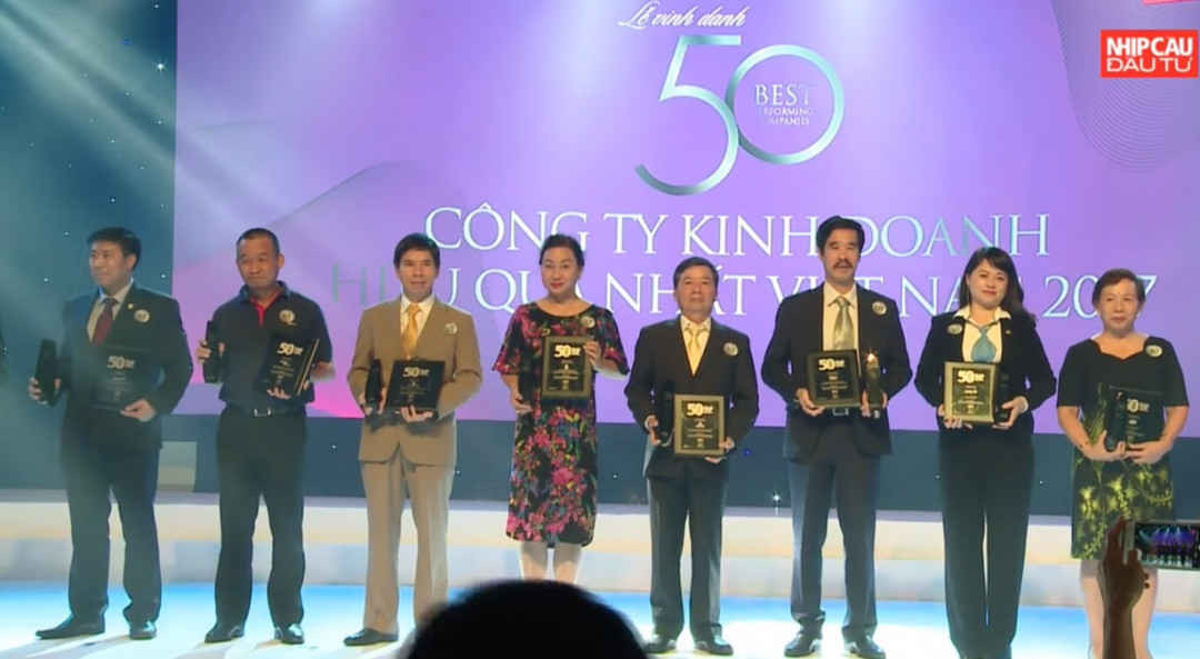 Ông Vũ Đức Sính – Giám đốc Chi nhánh Văn phòng Tập đoàn Hòa Phát tại TP. Hồ Chí Minh (thứ 4 từ phải sang) nhận chứng nhận top 50 công ty kinh doanh hiệu quả nhất Việt Nam.