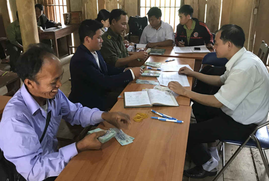 Người dân Điện Biên phấn khởi được nhận tiền chi trả dịch vụ môi trường rừng