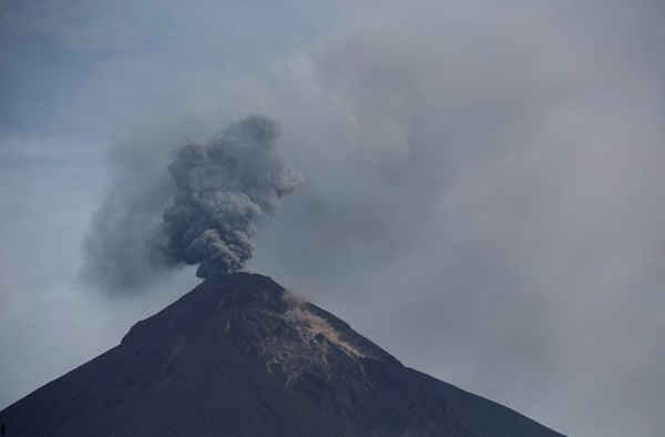 Hình ảnh chụp núi lửa Fuego phun khói và tro theo hướng từ San Miguel Los Lotes ở Escuintla, Guatemala vào ngày 13/6/2018. Ảnh: Luis Echeverria