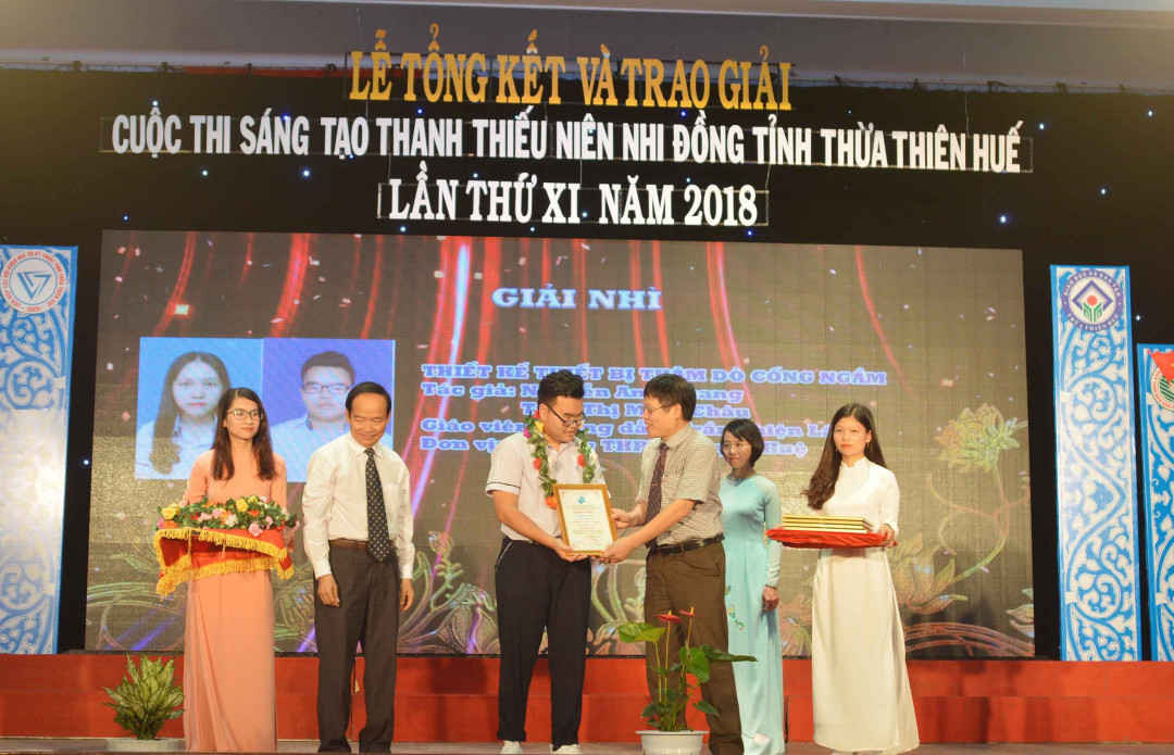 Sản phẩm của hai em xuất sắc đạt giải Nhì cuộc thi Sáng tạo Thanh thiếu niên Nhi đồng tỉnh Thừa Thiên Huế năm 2018 (ảnh: Nhật Tuấn)