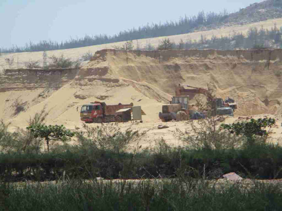 Hoạt động khai thác, vận chuyển cát tại Khu B và Khu C Khu Kinh tế Nhơn Hội trở nên rầm rồ công khai