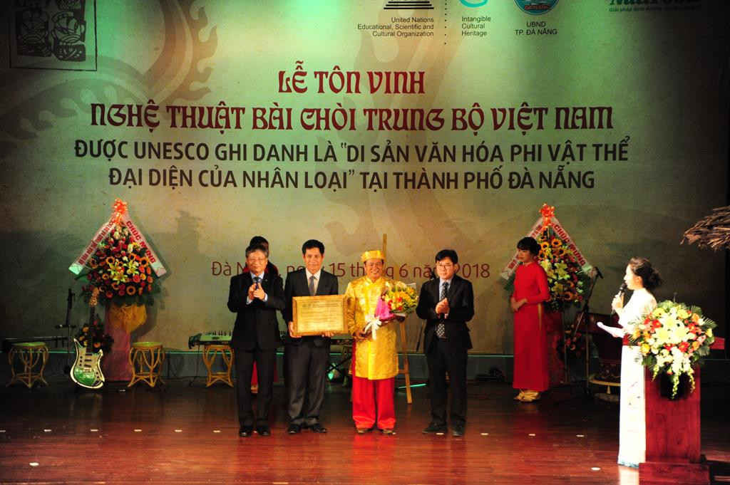 Phó Chủ tịch UBND TP. Đà Nẵng Nguyễn Ngọc Tuấn (phải) trao bằng công nhận cho đại diện Sở VH- TT Đà Nẵng