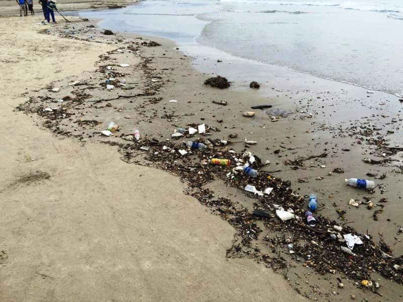 1. Biển Đà Nẵng bị tấn công bởi rác thải