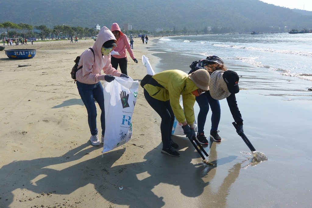 2. Để bảo vệ môi trường biển, Đà Nẵng thường xuyên tổ chức các hoạt động thu gom rác trên biển