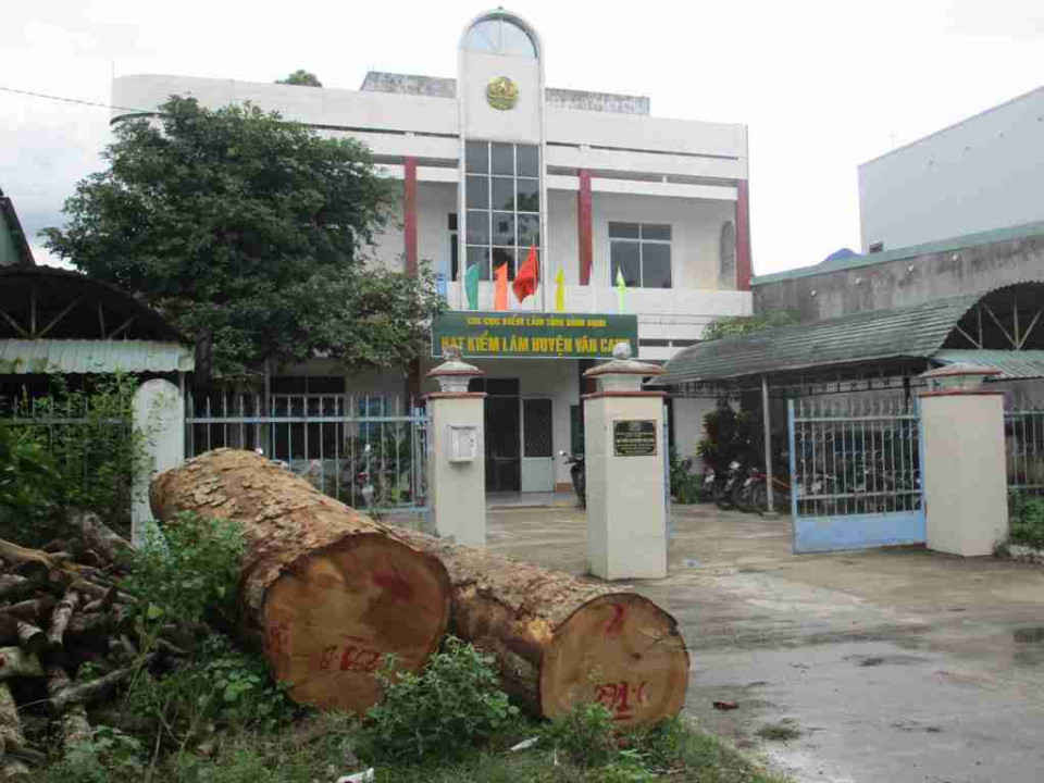 4 lóng cây gỗ bời lời, có đường kính trên 50cm, khối lượng 5,672m3 nằm tại Hạt Kiểm lâ huyện Vân Canh 