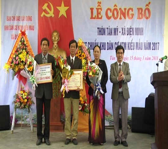 Lãnh đạo thị xã Điện Bàn trao Quyết định công nhận thôn Tân Mỹ, xã Điện Minh đạt chuẩn “Khu dân cư Nông thôn mới kiểu mẫu” năm 2017 (ảnh Ngọc Đức)