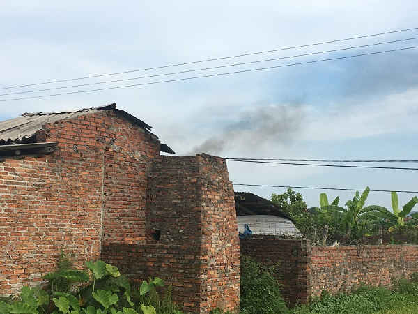 Hoạt động đốt phế liệu của gia đình ông Hoàng Đình Phú diễn ra một cách thường xuyên, gây ô nhiễm đối với nhiều hộ xung quanh.