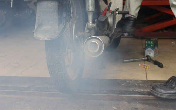 Kiểm tra khói xe máy ở Hà Nội xác định mức phát thải 1