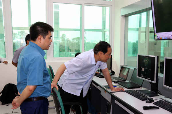 Thứ trưởng Lê Công Thành cùng lãnh đạo Cục, đại biểu các Vụ, Cục trực thuộc Bộ TN&MT thăm Trạm thu ảnh viễn thám