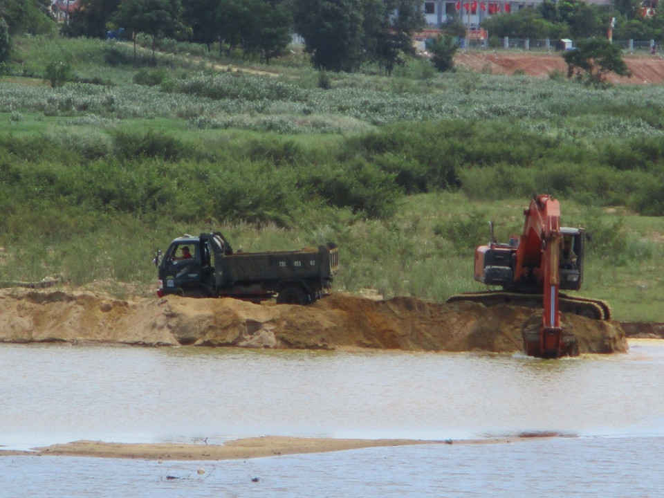Công ty TNHH Bá Sanh Đường đang khai thác cát trên sông Lại Giang vị trí nằm giữa Cầu Bồng Sơn cũ và Cầu Bồng Sơn mới