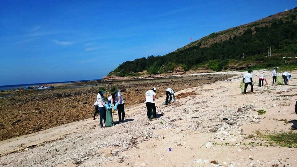 Thu gom rác thải, làm sạch môi trường biển tại các tuyến đường và các điểm du lịch trên đảo