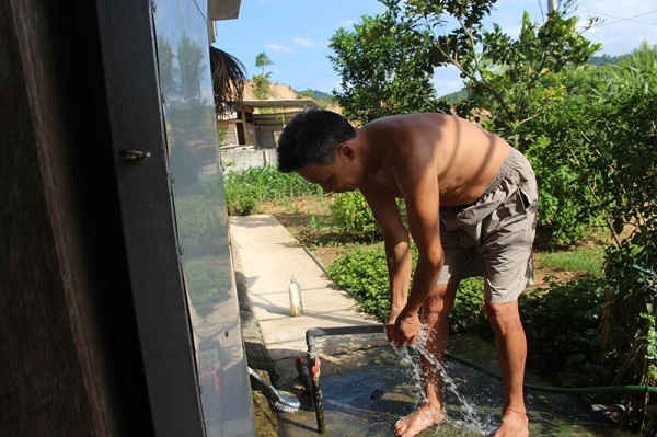 Người dân vùng TĐC Hương Quang chê nước máy bẩn, chủ động lắp đường ống lấy nước khe suối về sinh hoạt