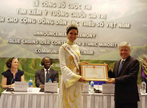Bộ trưởng, Chủ nhiệm UBDT Đỗ Văn Chiến tặng Bằng khen cho Hoa hậu H’Hen Niê vì đã có thành tích tiêu biểu trong tuyên truyền, vận động phát triển cộng đồng cho thanh niên người dân tộc thiểu số