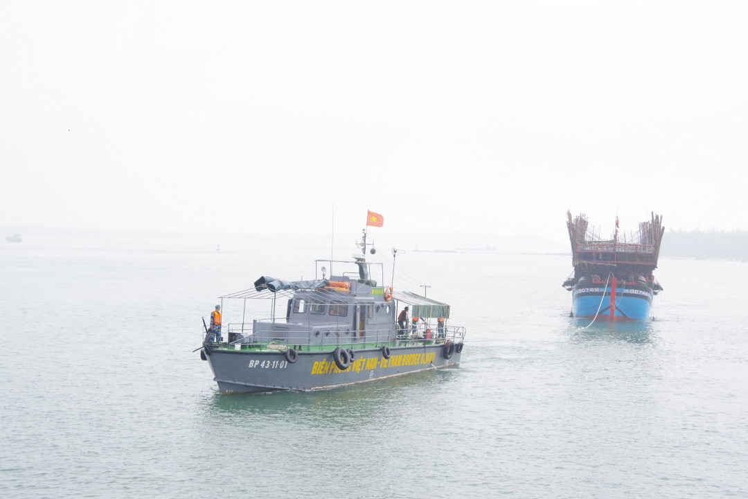 Một tàu câu mực tỉnh Quảng Nam gặp nạn trên biển được Bộ đội Biên phòng lai dắt về đất liền