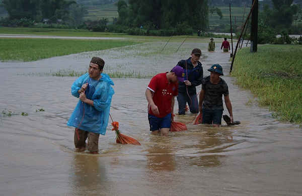 Lực lượng chức năng giúp nông dân huyện Văn Bàn thu hoạch lúa, hoa màu chạy lũ