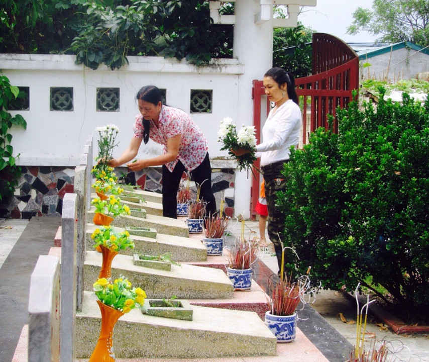Chị Trần Thị Bảo cùng Nhà báo Trần Hương dâng hoa tưởng niệm các anh hùng liệt sĩ TNXP, tại nghĩa trang TNXP Đại thủy nông Nậm Rốm trước khi phỏng vấn.